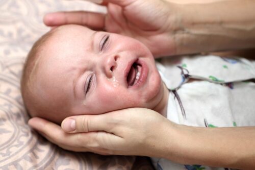 Baby hoest in slaap
