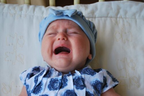 Baby vecht tegen slaap