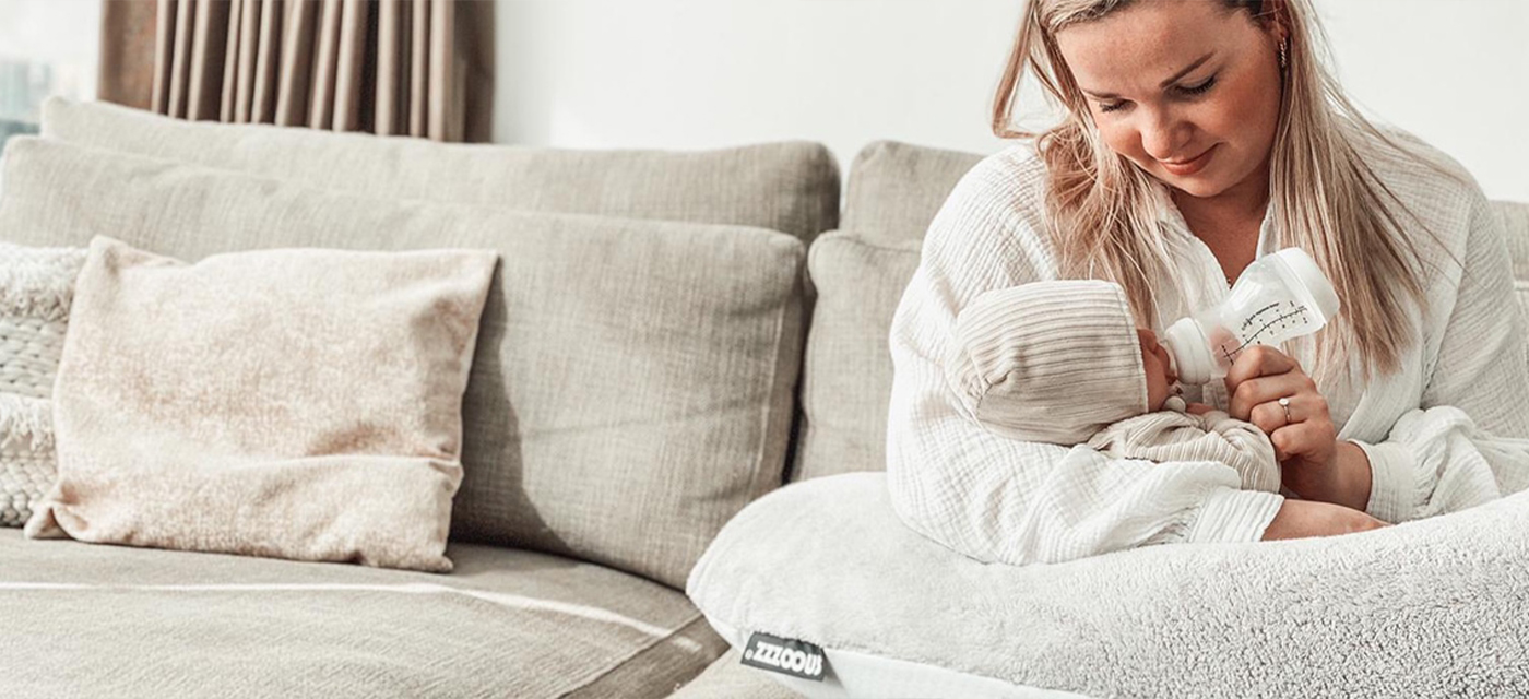 Snoozzz banner afbeelding moeder met baby voedingskussen